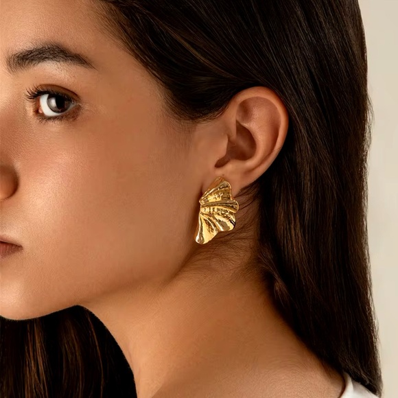 Esme - Gold Maple Leaf Stud Earrings Trend 2024-2025 - Picture 8 of 9